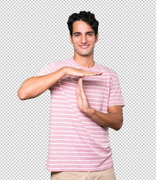 Vriendelijke jonge man die een time-outgebaar maakt met zijn handen