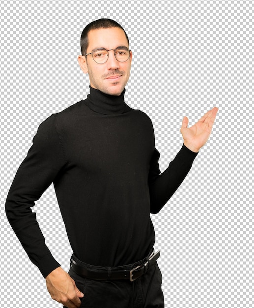 Vriendelijke jonge man die een welkom gebaar maakt