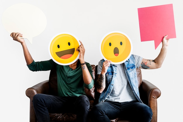 PSD vrolijke mensen houden emoticon pictogram