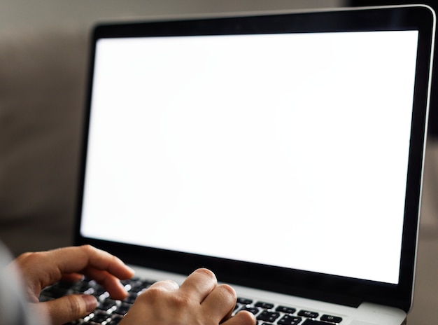 Vrouw die aan een laptop werkt