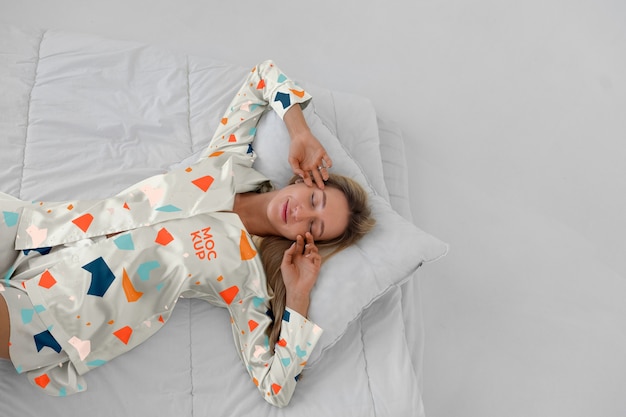 PSD vrouw die comfortabele modelpyjama draagt