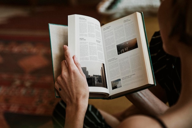 Vrouw die een boek leest in haar woonkamer