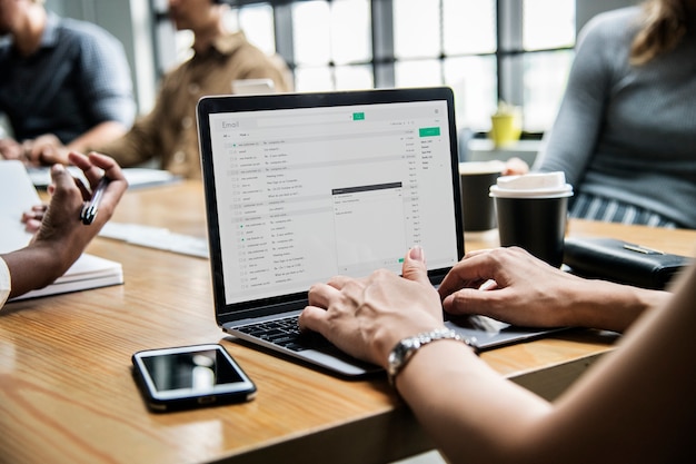 Vrouw die haar e-mail in een vergadering controleert