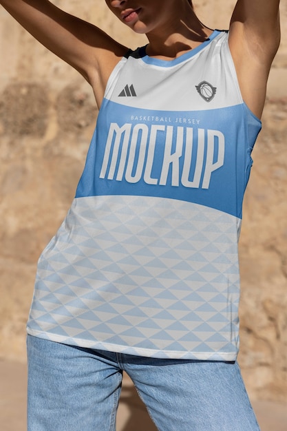 PSD vrouw die het mockup van de basketbaljersey draagt