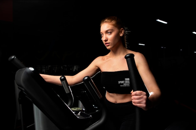 PSD vrouw die het model van de gymnastiekt-shirt draagt