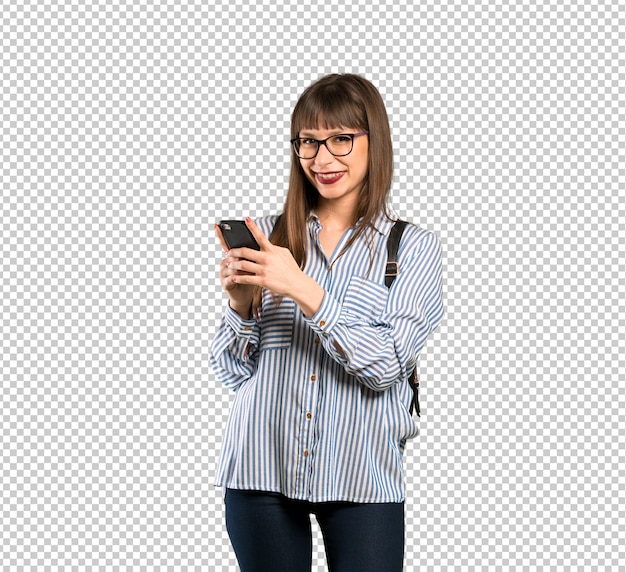 Vrouw die met glazen een bericht met mobiel verzendt
