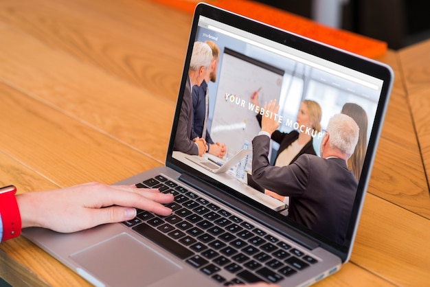 Vrouw die met laptop mockup werkt