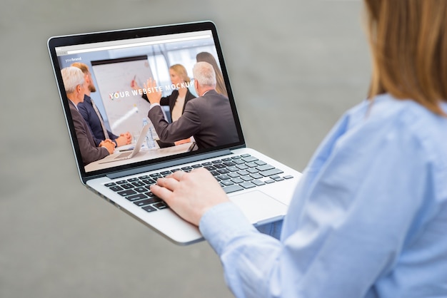 PSD vrouw die met laptop mockup werkt