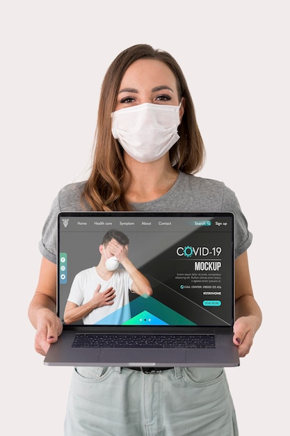 PSD vrouw die met maskers laptop houdt