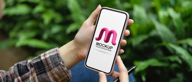 Vrouw die met mockup-smartphone werkt