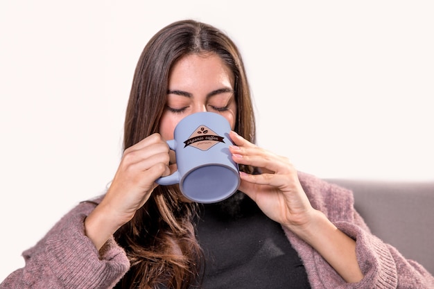 Vrouw drinken uit blauwe mok