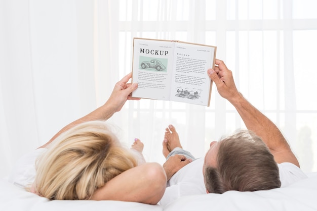 Vrouw en man lezen in bed