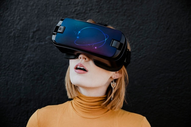 Vrouw geniet van een vr-ervaring