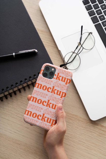 Vrouw hand met smartphone mock-up binnenshuis