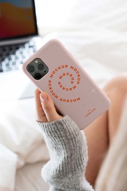 Vrouw hand met smartphone mock-up binnenshuis