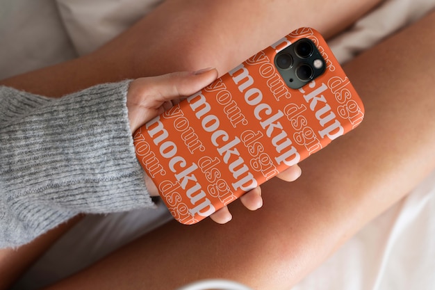 Vrouw hand met smartphone mock-up binnenshuis