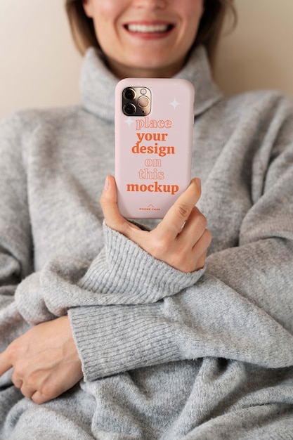 PSD vrouw hand met smartphone mock-up binnenshuis