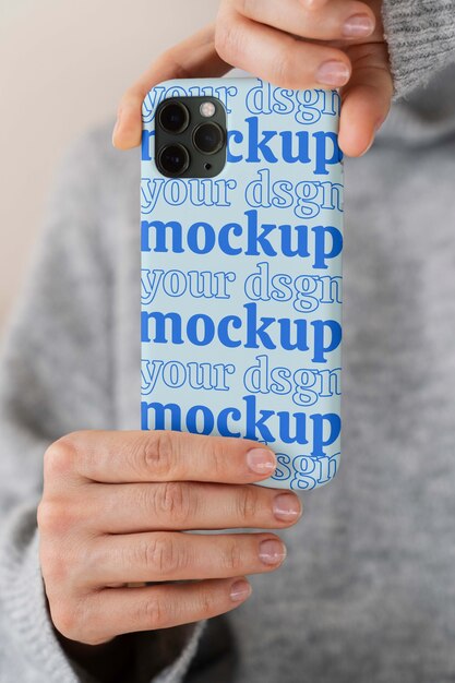 Vrouw hand met smartphone mock-up binnenshuis