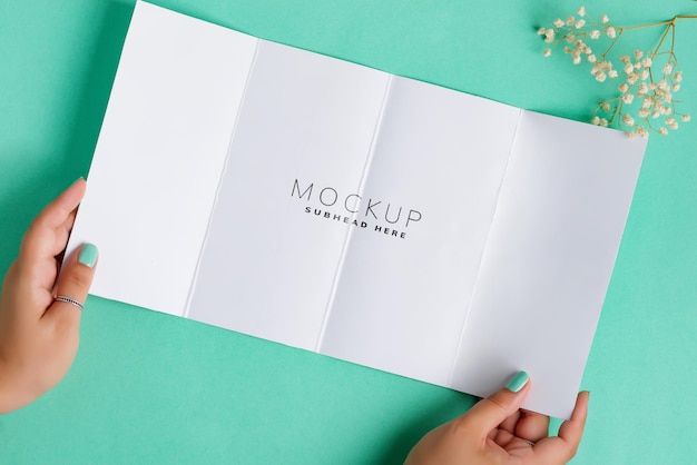 Vrouw handen met mockup brochure