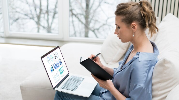 PSD vrouw het verre werken aan laptop