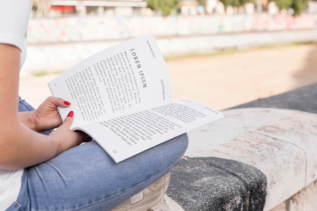 Vrouw leesboek op straat