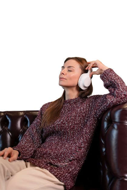 Vrouw luisteren naar koptelefoon