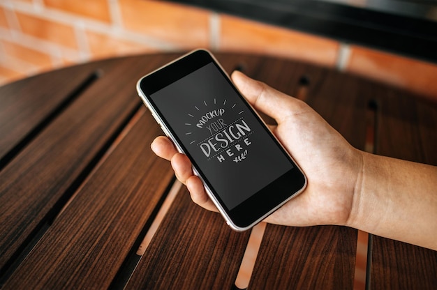 PSD vrouw met behulp van smartphone psd mockup