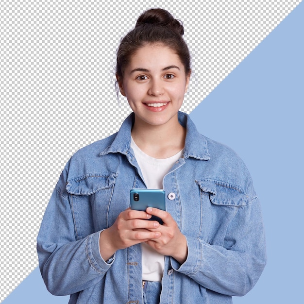 Vrouw met een glimlach en een smartphone in een denimjas