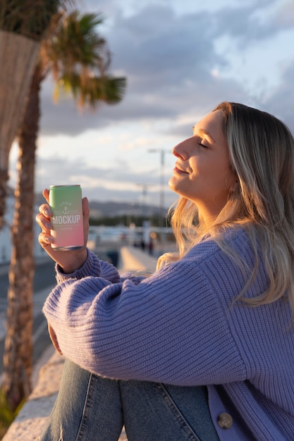 PSD vrouw met een mock-up blik frisdrank