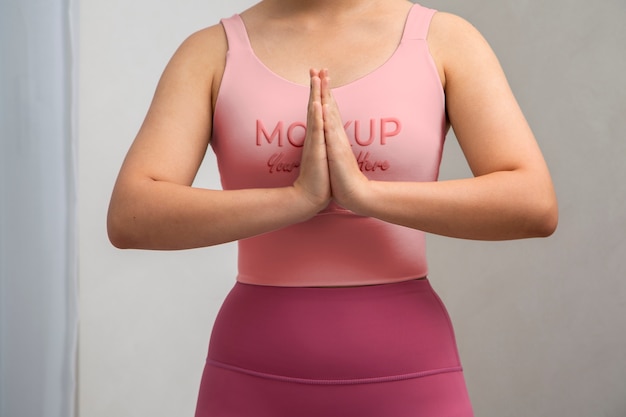 Vrouw met een mock-up van yoga-apparatuur