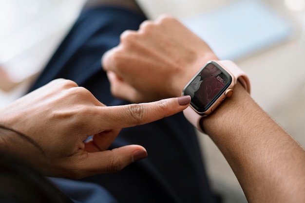 Vrouw met een model van een slim horloge