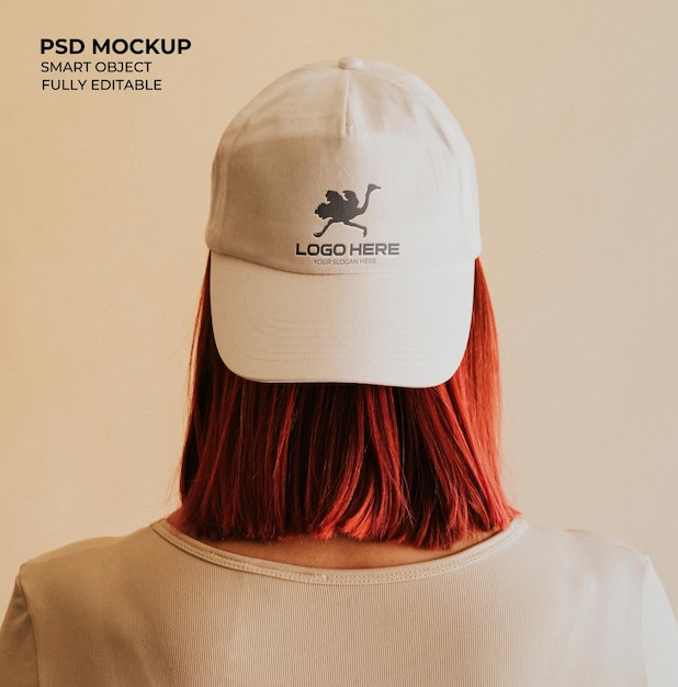 vrouw met een wit pet logo mockup