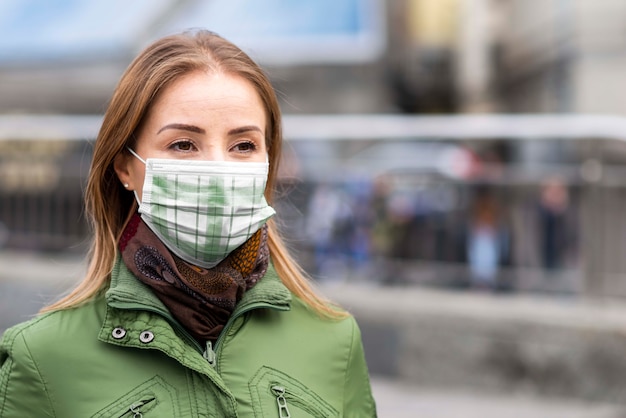 PSD vrouw met het medische model van het maskerconcept