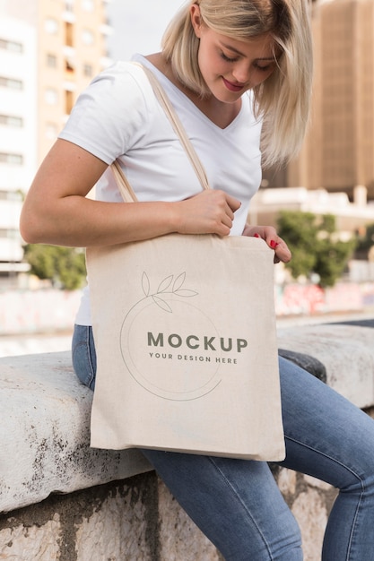 Vrouw met tas mock-up concept