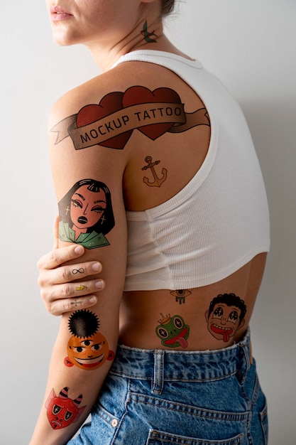 PSD vrouw met tattoo mockup