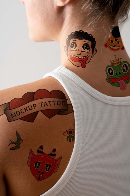 PSD vrouw met tattoo mockup