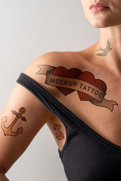 PSD vrouw met tattoo mockup