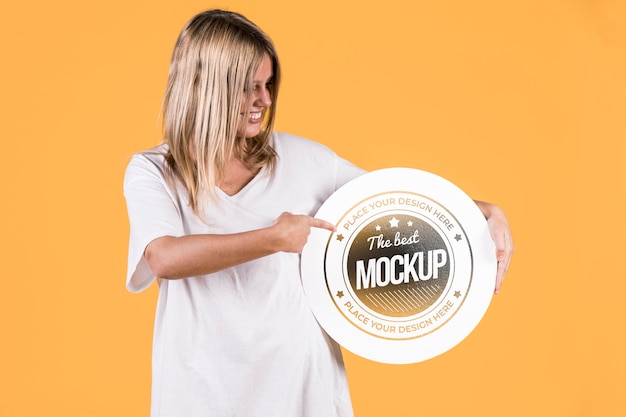 Vrouw met teken mock-up