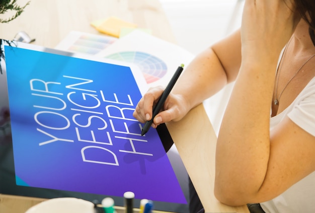 Vrouw ontwerper werken met touchscreen mock up