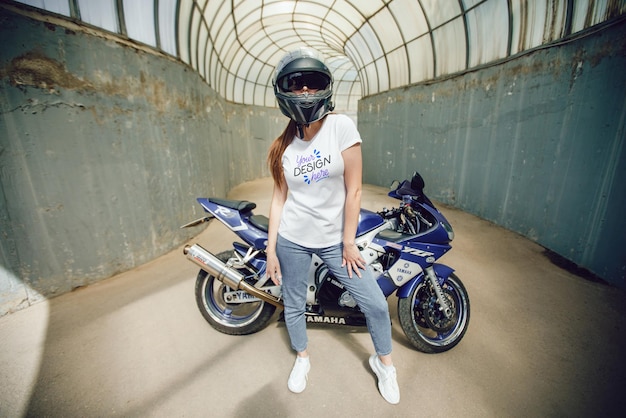 Vrouw op een motorfiets
