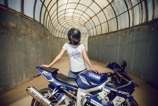 Vrouw op een Yamaha motorfiets