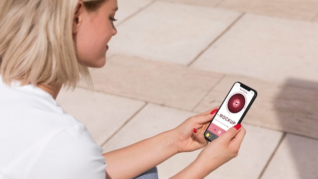 PSD vrouw op straat leesboek op telefoon