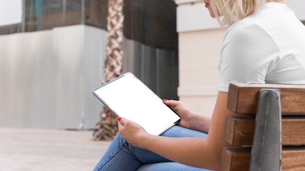 PSD vrouw op straat leesboek