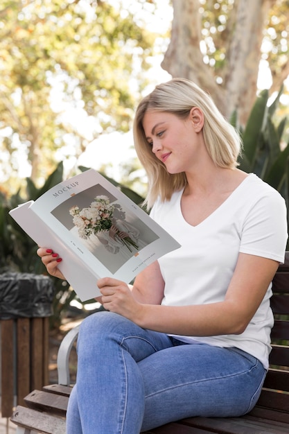 Vrouw op straat leesboek