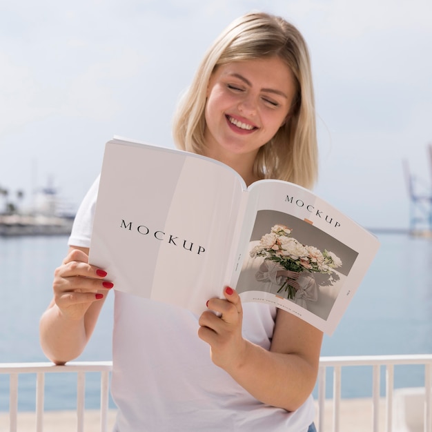 PSD vrouw op straat leesboek