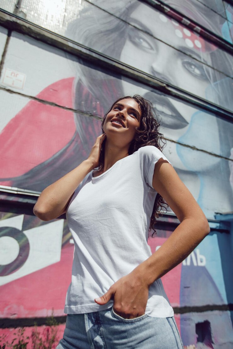 PSD vrouw poseert voor een levendige stedelijke muurschildering