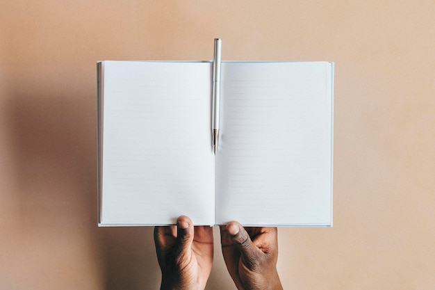 Vrouw schrijft in een notitieboek