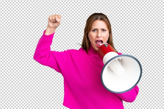 Vrouw van middelbare leeftijd over geïsoleerde achtergrond schreeuwend door een megafoon om iets aan te kondigen