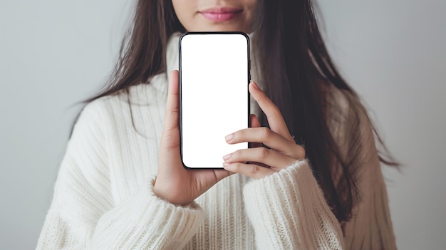 PSD vrouw zit op de bank met een smartphone in de hand