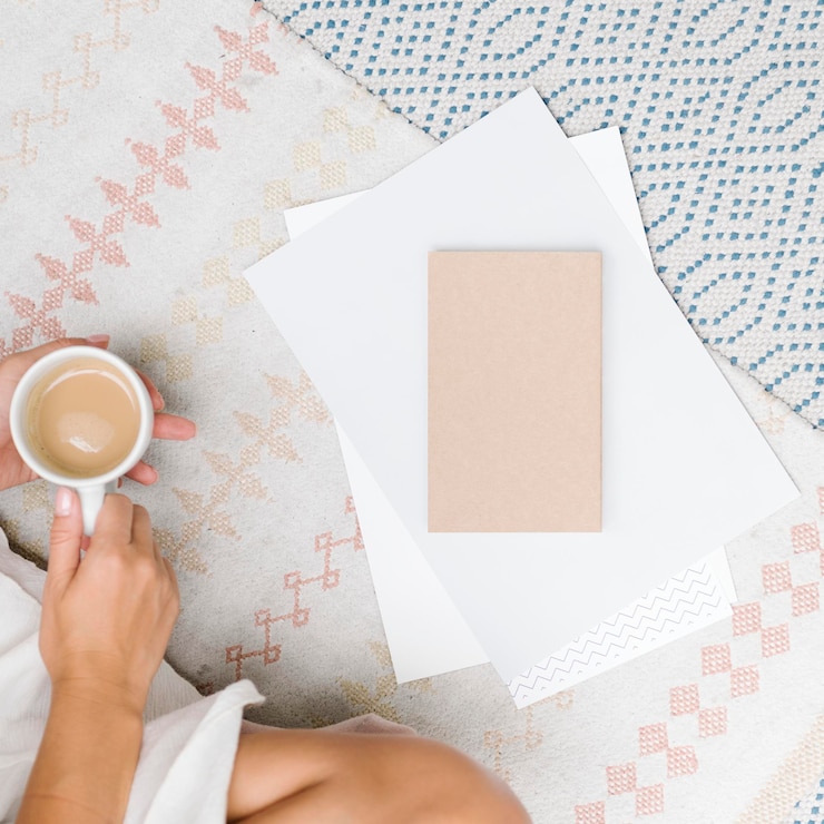 PSD vrouw zittend op een tapijt met een kopje koffie in haar handen